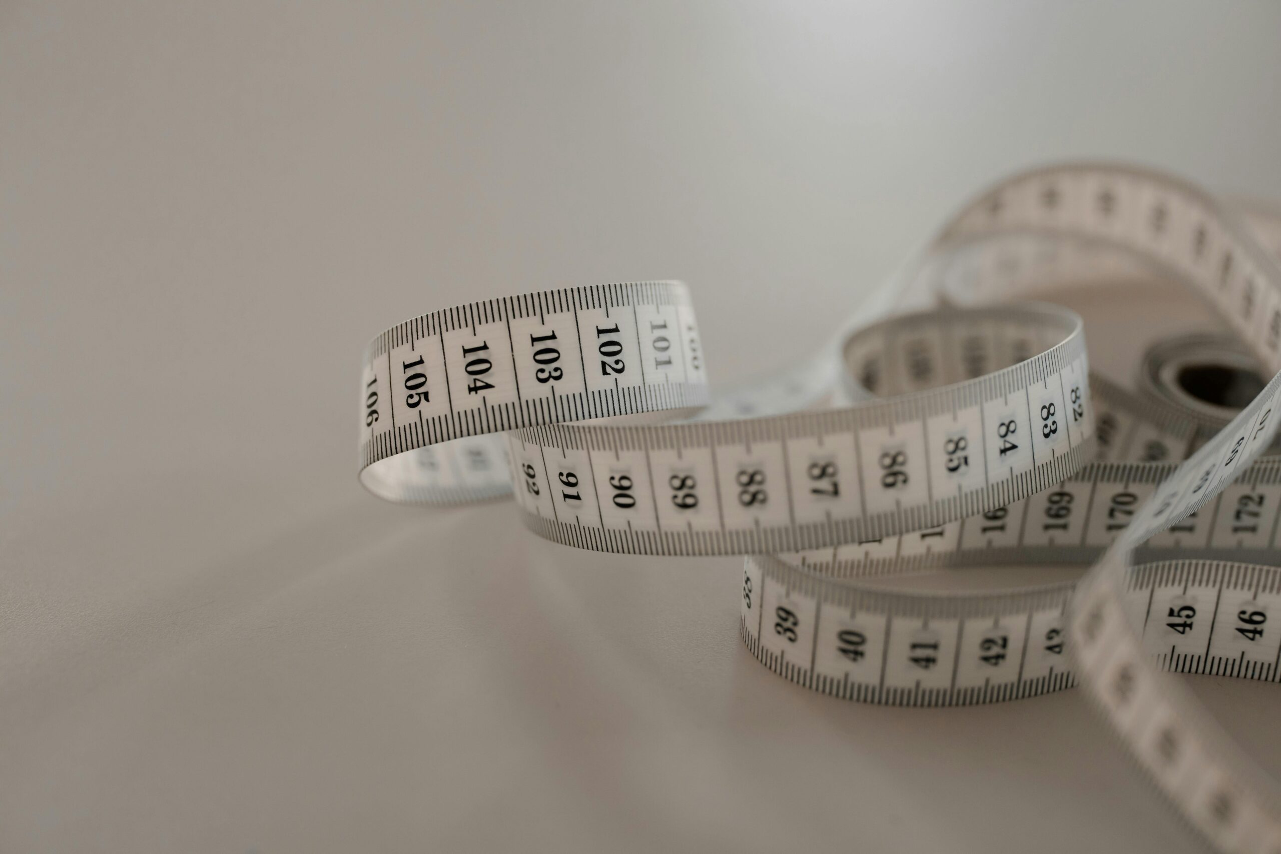 Jak dobrać rozmiar koszuli? Jak czytać tabelę rozmiarów? Na co zwrócić uwagę, czytając rozmiary koszuli?