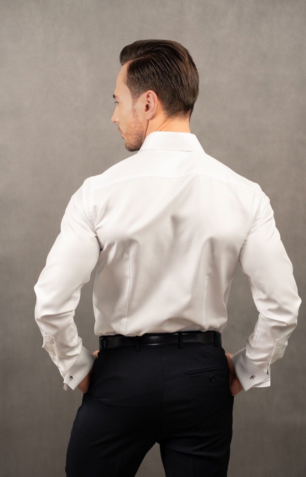 Klasyczna biała koszula męska slim. To biała klasyczna koszula z mankietami na spinki i kołnierzykiem włoskim. Bawełniana biała elegancka koszula z kołnierzykiem włoskim. Mankiety na spinki dodają jej klasycznej elegancji.