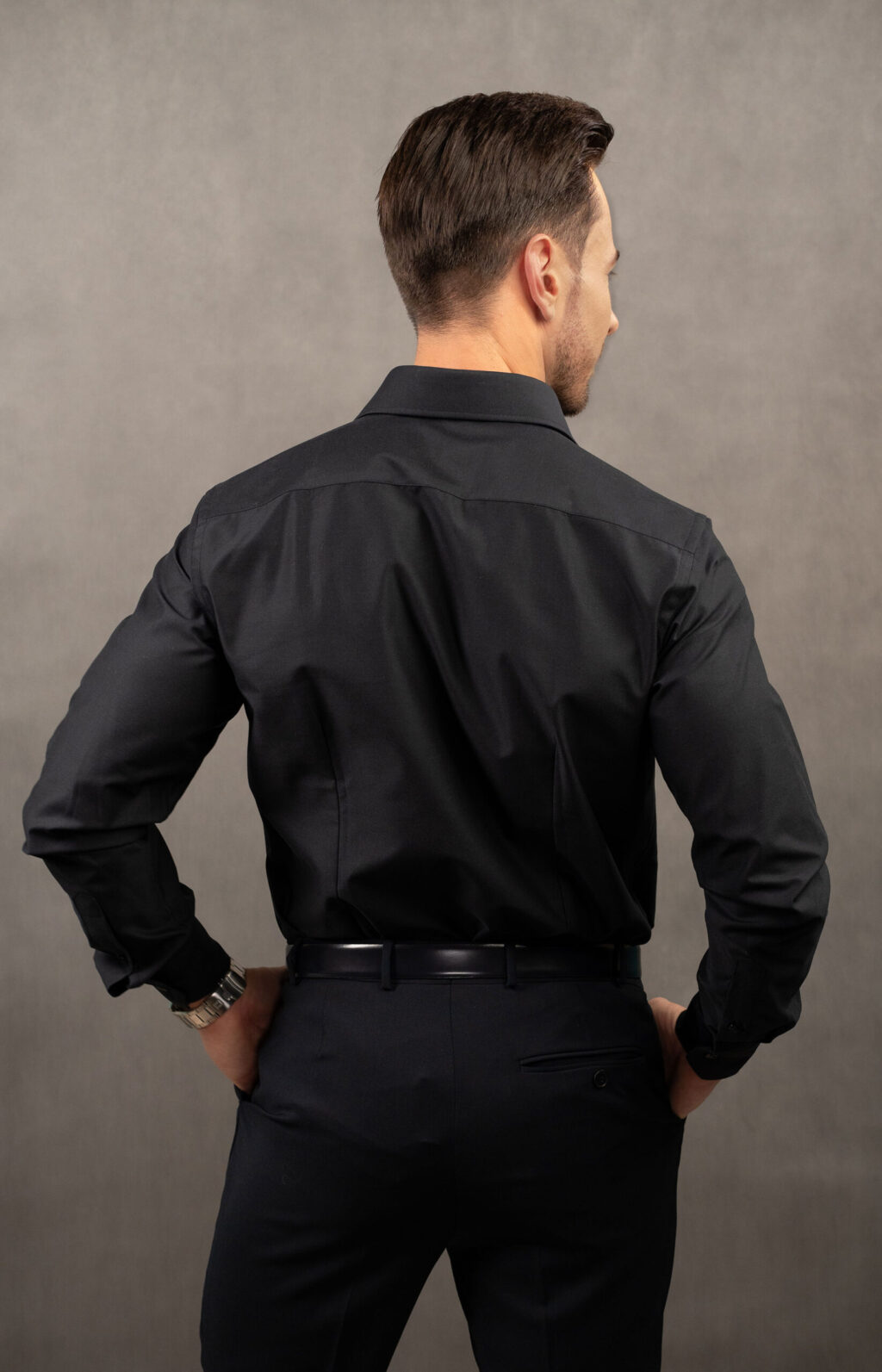 Klasyczna czarna koszula męska slim. 100% bawełna, klasyczny kołnierzyk, gładkie zapięcie oraz ścięte mankiety. To bawełniana czarna koszula łatwa w prasowaniu.