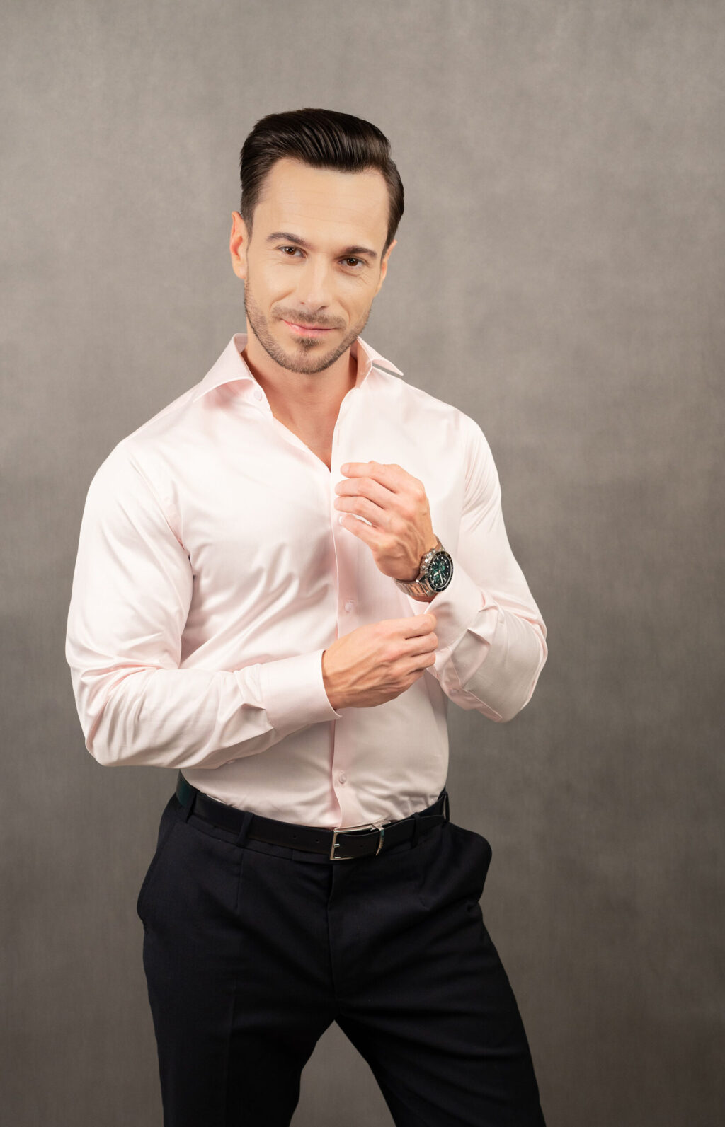 Różowa klasyczna koszula męska slim. Kołnierzyk włoski, ścięte mankiety i klasyczne gładkie zapięcie. Ponadczasowa uniwersalna koszula na wiele okazji.