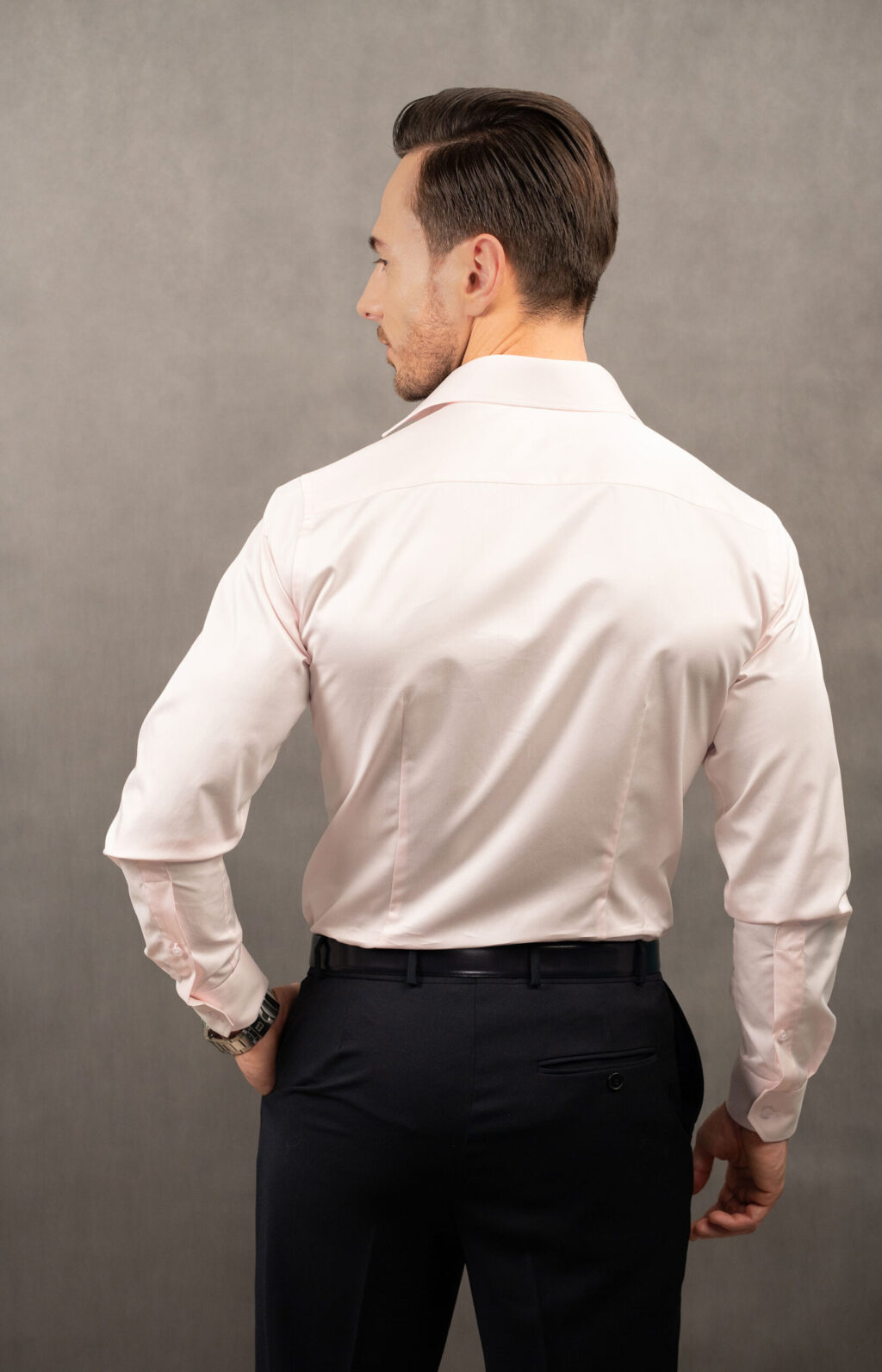 Różowa klasyczna męska koszula slim. Włoski kołnierzyk, ścięte mankiety i klasyczne gładkie zapięcie. Uniwersalna różowa koszula męska na co dzień i na okazje.