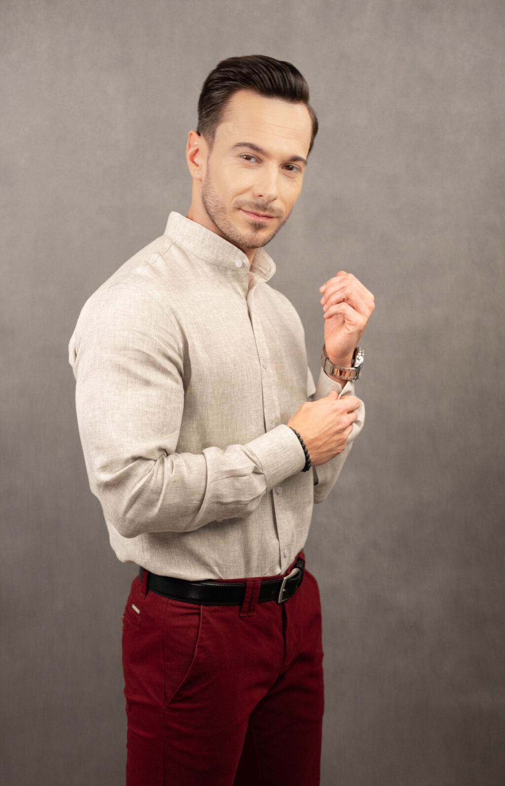 Klasyczna lniana koszula męska. To męska lniana koszula w naturalnym odcieniu lnu. Kołnierzyk stójka, przeszywane zapięcie i ścięte mankiety.