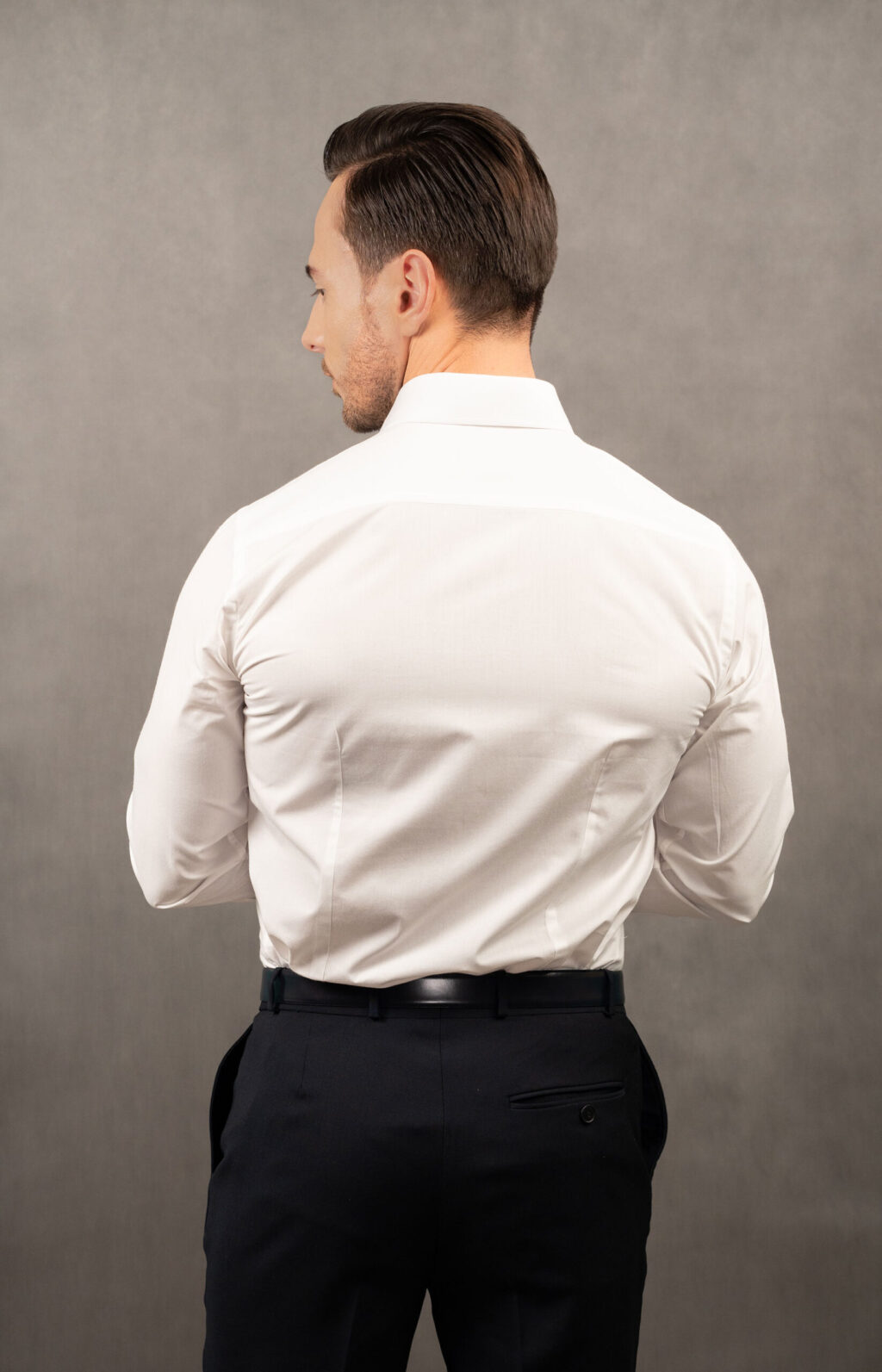 Koszula męska slim. Koszula z bawełny popelinowej, kolor ciepła biel. Kołnierzyk klasyczny, przeszywana plisa, ścięte mankiety. Przewiewna koszula w białym odcieniu, idealna na wiele okazji.