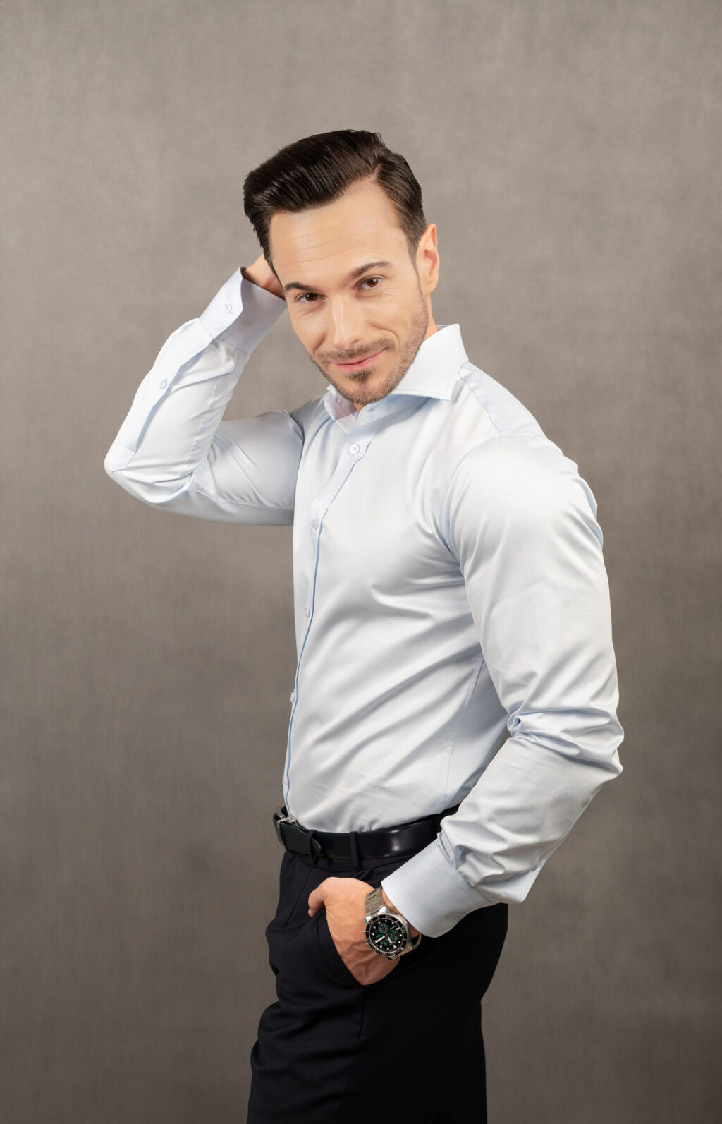 Klasyczna koszula męska slim niebieska. Koszula z kołnierzykiem włoskim, klasyczne wykończenie koszuli. To bawełniana koszula, tkanina o splocie twill.