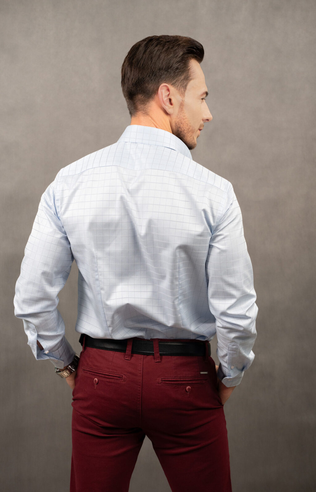 Niebieska koszula slim w elegancką kratę. Kołnierzyk typu button down, ścięte mankiety, przeszywana plisa. To elegancka koszula w kratę, idealna na wiele okazji.