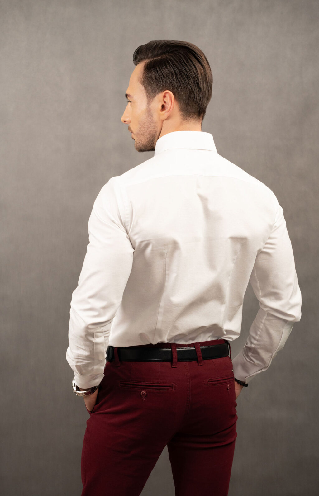 Biała koszula męska slim z 100% bawełny oxford. Idealne dopasowanie dzięki unikatowej rozmiarówce, łącząca komfort i elegancję dla wymagających mężczyzn.